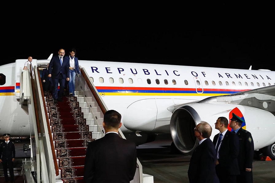 Премьер-министр Армении Никол Пашинян прибыл в Москву с рабочим визитом в сопровождении своей жены, Анны Акопян.