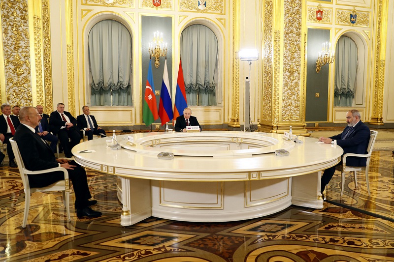 Премьер-министр Республики Армения Никол Пашинян, президент Российской Федерации Владимир Путин и президент Азербайджанской Республики Ильхам Алиев